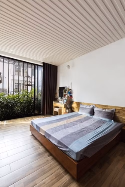 Phòng ngủ tràn ngập ánh sáng và gần gũi với thiên nhiên. Ảnh: Archdaily.