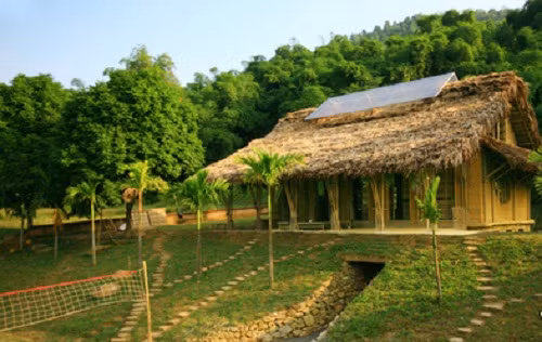 Mẫu nhà tre lợp lá cọ kế thừa cấu trúc nhà năm gian kiểu bắc bộ. Ảnh: Kienviet.