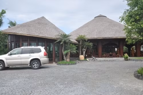 Biệt thự sân vườn kiến trúc cổ mang dáng dấp hình chiếc nón bình dị là niểm mơ ước của không ít đại gia tuổi xế chiều. Ảnh: Nhadepvuonxinh.