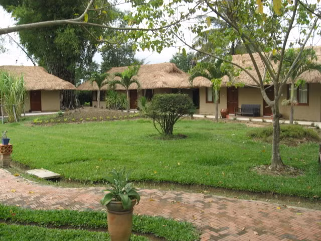 Nhà tranh vách đất nhưng bên trong đầy đủ tiện nghi sang trọng. Ảnh: Cungbandulich.