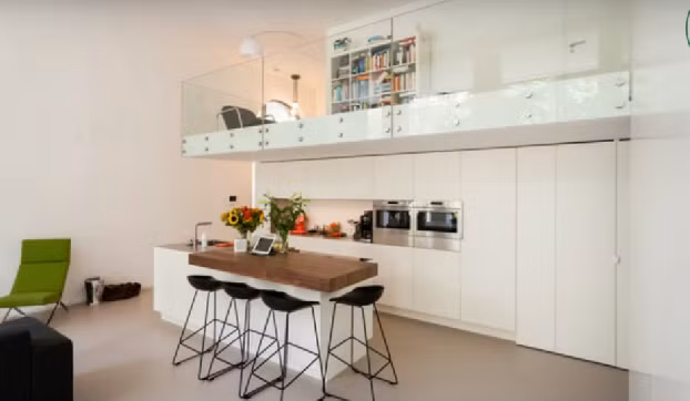 Không gian sống hiện đại trong gam màu trắng. Ảnh: Youtube.