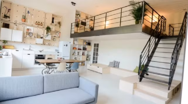 Gác lửng được coi là cuộc cách mạng để tạo thêm không gian trong ngôi nhà cấp 4 có trần cao. Ảnh: Youtube.