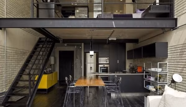 Cầu thang dẫn đến tầng lửng. Ảnh: Nhay.