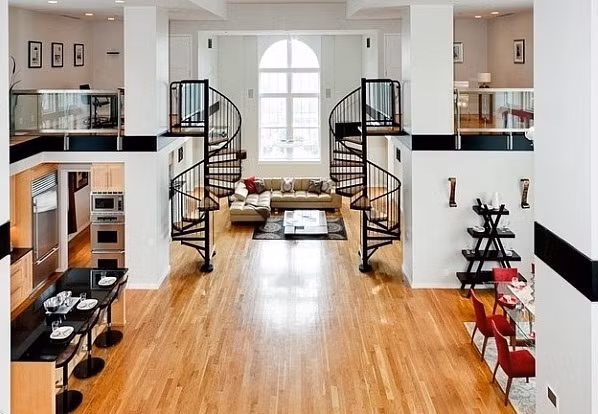 Cầu thang xoắn ốc lên tầng lửng hai bên vừa tạo không gian sống rộng rãi, vừa tăng thêm vẻ đẹp độc đáo của ngôi nhà. Ảnh: Nhay.