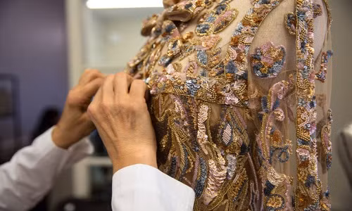 Vay cao cap cua Elie Saab duoc lam ky cong nhu the nao?-Hinh-2