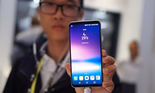 Samsung gọi và LG trả lời. Vài ngày sau khi ông trùm Hàn Quốc trình làng chiếc Note 8, LG cũng cho ra mắt V30 - smartphone cao cấp nhất của hãng cho giai đoạn cuối năm. Khi G6 ra mắt, nhiều báo quốc tế gọi nó là ông vua điện thoại Android mới. Giờ đây, V30 cũng xứng đáng với danh hiệu này.