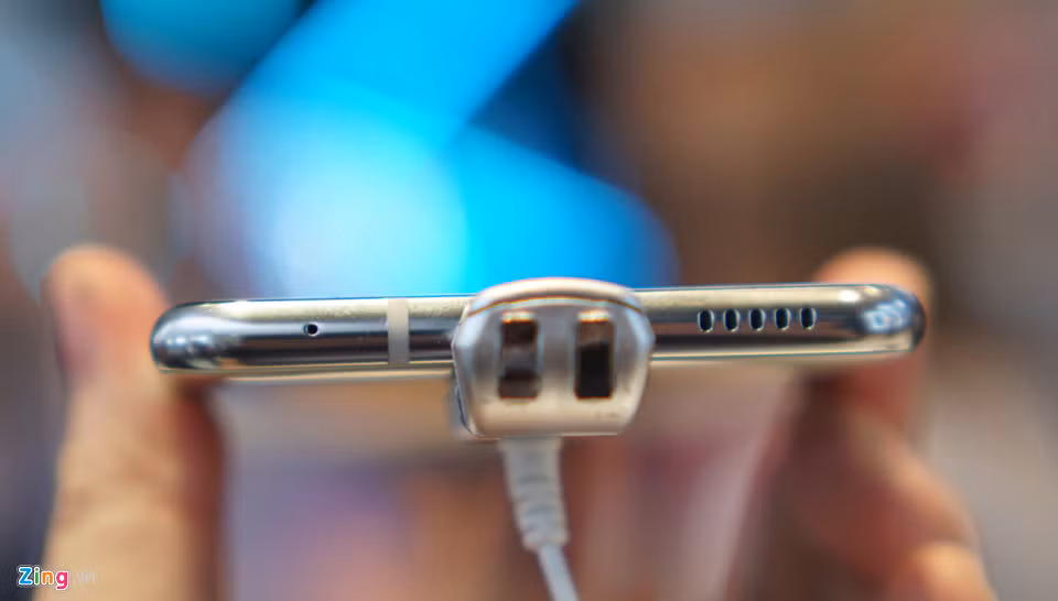 V30 sử dụng bộ khung kim loại, khác biệt so với thế hệ trước (V20). Cầm trên tay, sản phẩm này cho cảm giác siêu nhẹ, tạo ra đôi chút lạ lẫm so với kích thước lên đến 6 inch của nó.