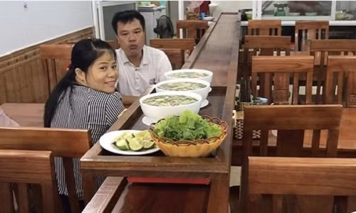 Quan pho la nhat Viet Nam: Pho tu chay ra moi khach