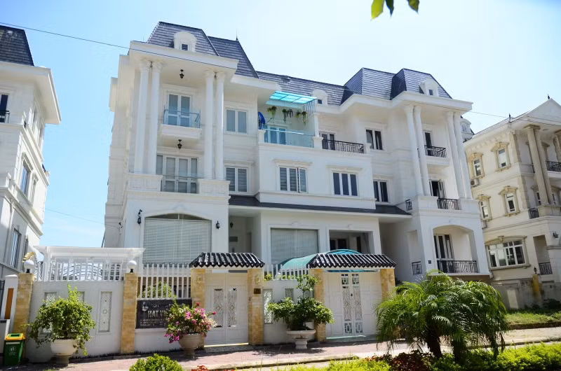 Để phù hợp với điều kiện sinh hoạt ngày nay, biệt thự được cách tân, bỏ bớt sự rườm rà không cần thiết. Thay vào đó là sự tinh tế trong bố cục các hoa văn. Ảnh: Bietthulideco.