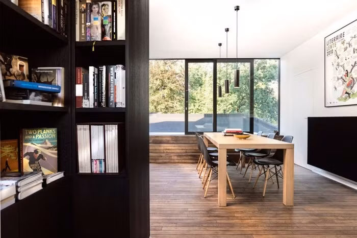 Bên cạnh đó, những chiếc kệ bên trong được ngăn chia phù hợp, là cách để vô vàn những đồ dùng, vật dụng được cất giấu một cách ngay ngắn, quy củ phía trong.