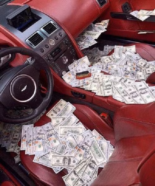 Tiền tiêu không hết đem trải ra ghế ngồi cho "êm". Ảnh: Instagram.