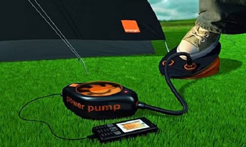 Còn đây là bộ sạc điện thoại bằng cách bơm. Khi bơm, không khí chuyển đổi năng lượng thành điện. Ảnh: Oddee.