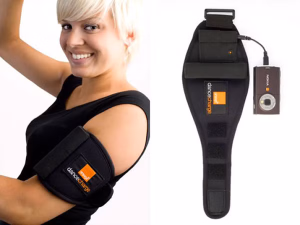 Vòng tay sạc pin Orange DanceCharge dành cho người mê tiệc tùng hoặc khách du lịch. Ảnh: Oddee.