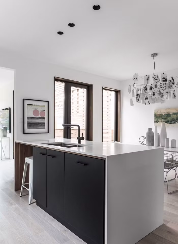 Đảo bếp được bố trí song song với hệ thống tủ bếp. Đảo bếp với hai gam màu trắng và đen đủ để giúp không gian nấu nướng thêm vẻ đẹp cá tính và độc đáo.