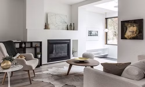 Phòng khách được chọn với gam màu trung tính. Bảng màu cũng có rất nhiều chất liệu được đan xen với nhau để mang đến cảm giác ấm cúng, vẻ đẹp thanh lịch không gian tiếp khách.