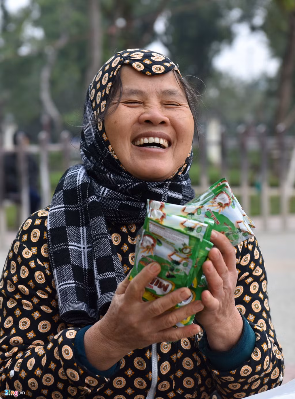 Một người phụ nữ sung sướng vì mua được loại sữa bột mà chồng yêu thích. Chồng bà đang điều trị ung thư vòm họng tại bệnh viện K.