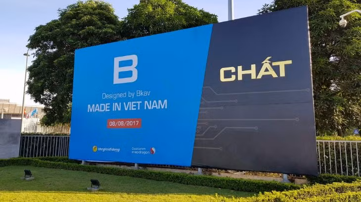 Chữ "chất" được dựng ngay ở phía ngoài mang nhiều ấn ý về chất lượng của BPhone 2. Ảnh: Thegioididong.