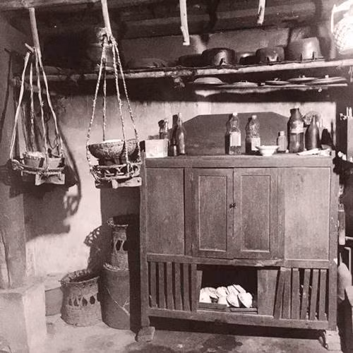 Khi nhìn lại những hình ảnh chiếc chạn bát ngày xưa này, không ít người phải thừa nhận rằng, một thời kỉ niệm ấu thơ lại ùa về. Nhất là kỉ niệm... ăn vụng thức ăn.