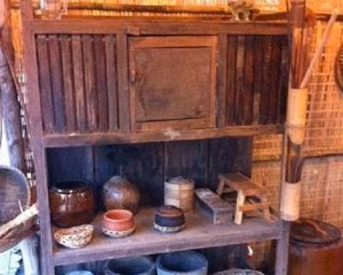 Chiếc chạn bát có nhiều tầng nên là nơi lưu trữ được rất nhiều vật dụng, giúp căn bếp trở nên gọn gàng hơn.