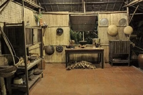 Chiếc chạn bát như chiếc tủ lạnh hoặc giá để bát thời nay, chúng thường được đặt ở một góc trong nhà bếp.