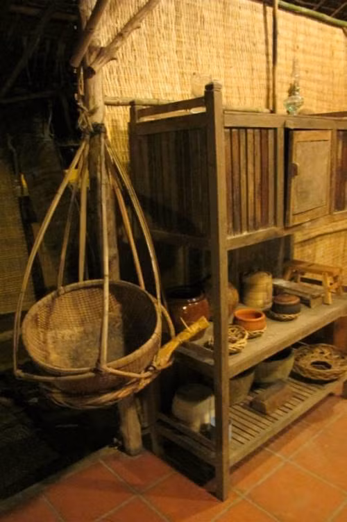 Với những đứa trẻ thời ấy thì chiếc chạn bát gỗ chẳng khác nào chiếc tủ lạnh "thần thánh" ngày bây giờ. Vì chạn bát một nửa bên dưới là để bát, đũa, đĩa, còn một nửa bên trên là tủ đựng thức ăn.