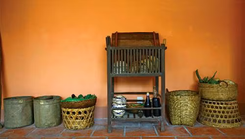 Một số gia đình khác cũng chỉ sử dụng chiếc chạn bát nhỏ và thấp hơn so với thông thường và không có ngăn tủ ở trên.