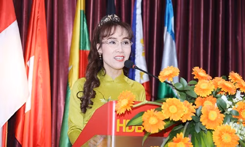 Tổng Giám đốc VietJet Air còn đặt mục tiêu đưa hãng hàng không này trở thành một “Emirates khác của châu Á”. Bà cũng là tỷ phú tự thân đầu tiên của Đông Nam Á. Ảnh: HDBank.