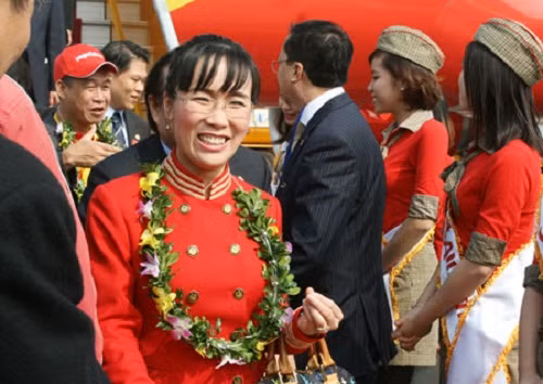 Bà bước vào thương trường khi còn là sinh viên năm thứ hai. Nhận thấy thị trường Đông Âu khi đó thiếu thốn hàng tiêu dùng nên bà nảy ý định kinh doanh nhiều mặt hàng từ điện tử, máy tính, máy fax, băng đĩa....đến các hàng nông sản. Ảnh: Skyteam.