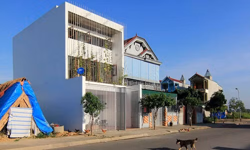  Ngôi nhà Việt trên báo Tây nằm trên mặt phố là sở hữu của một cặp vợ chồng đã nghỉ hưu.