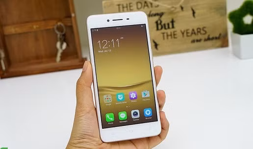 Dung lượng pin máy 2630 mAh là một con số rất hấp dẫn cho chiếc máy màn hình 5 inch HD. Ảnh: Fpt.