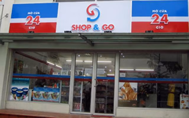 Từ một cửa hàng vào năm 2005, đến nay Shop &amp; Go sở hữu khoảng 120 cửa hàng. Trong khi đó, một thương hiệu khác của Việt Nam là Co.op Food cũng nắm trong tay khoảng 100 cửa hàng. Ảnh: Foody.