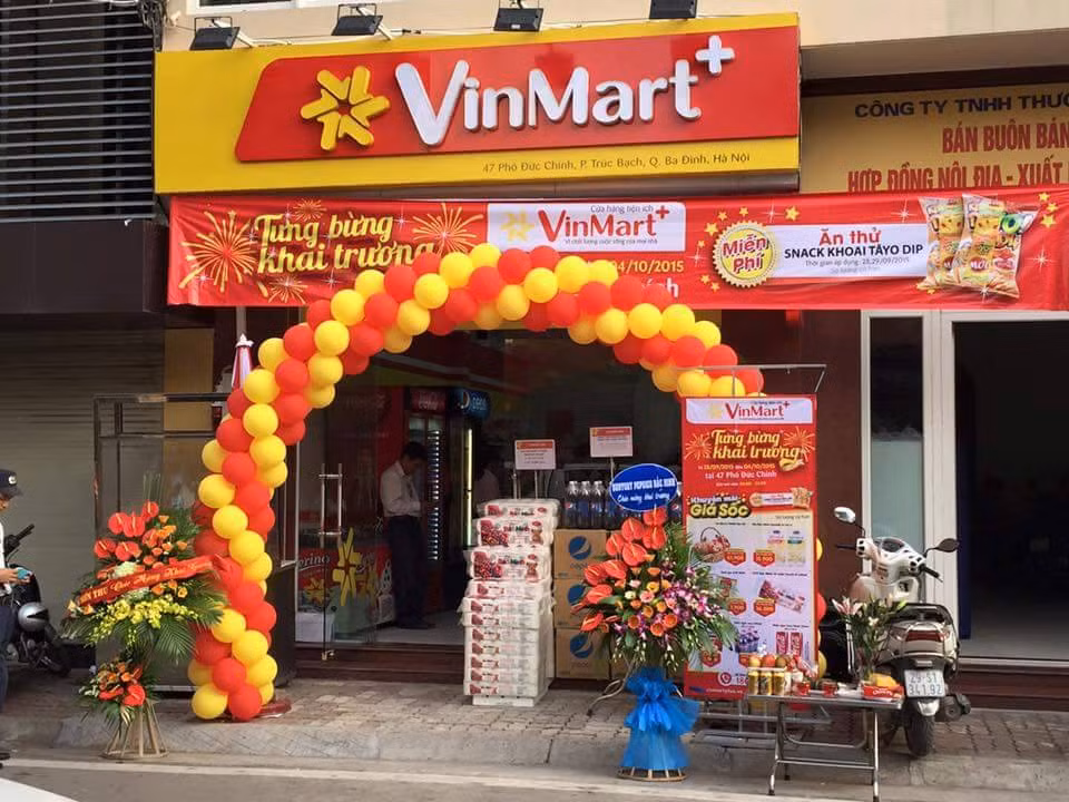 Đáng chú ý nhất hệ thống Vinmart+ của Tập đoàn Vingroup đã có hơn 900 cửa hàng sau hơn hai năm gia nhập thị trường. Riêng năm 2016, trung bình mỗi ngày Vinmart+ có thêm khoảng hai cửa hàng xuất hiện trên thị trường. Ảnh: Tapchibanle.