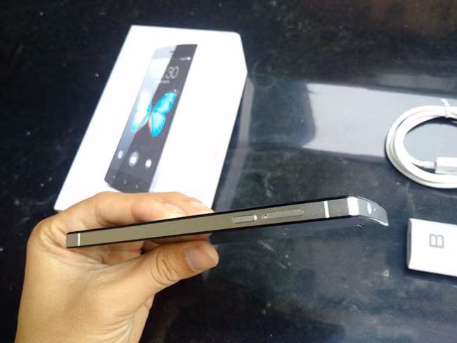 Cạnh bên với khay SIM. Ảnh: Dân Việt.