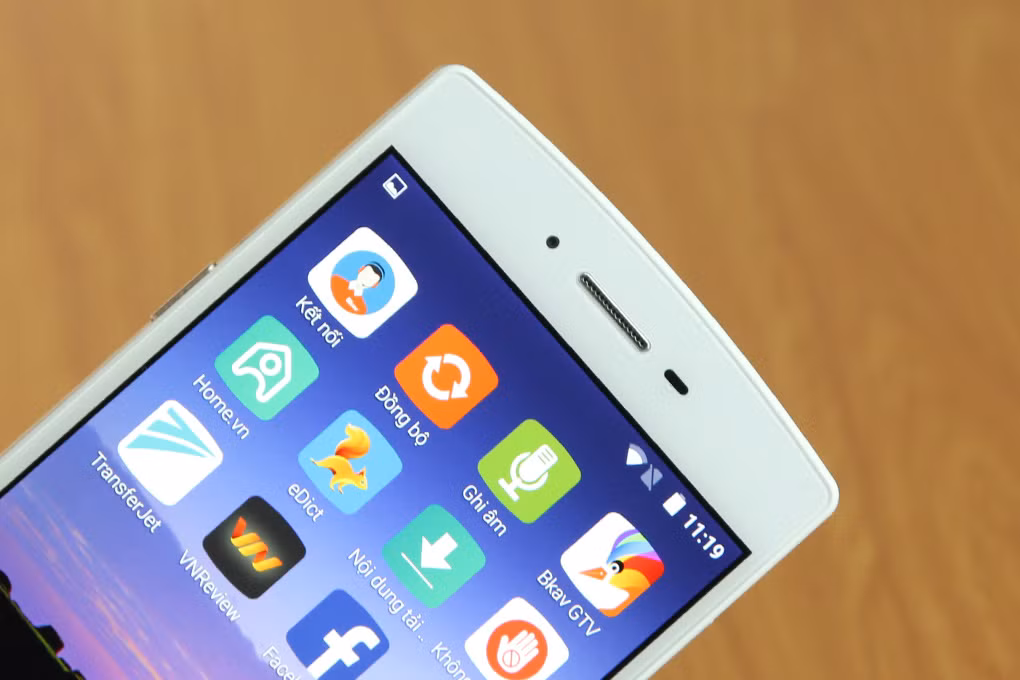 Phía trên là camera trước. Loa thoại được mạ sáng bóng và cảm biến tiệm cận. Ảnh: Thegioididong.