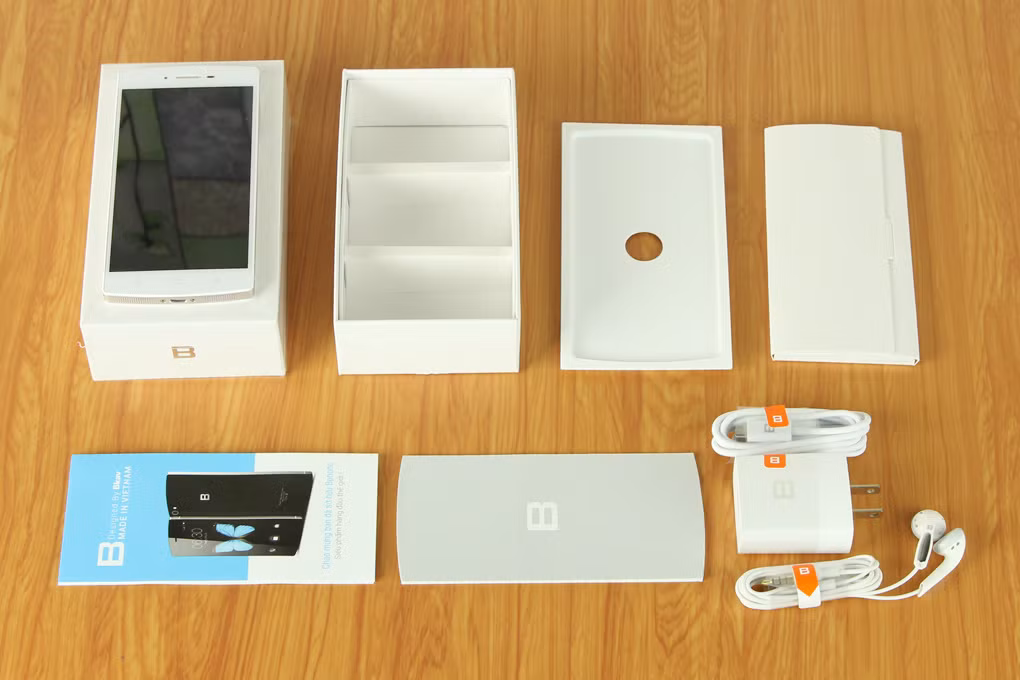 Đập hộp BPhone đời đầu cùng phụ kiện đi kèm. Ảnh: Thegioididong.
