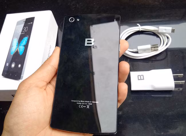 Logo chữ B ở mặt lưng của máy. Ảnh: Techz.