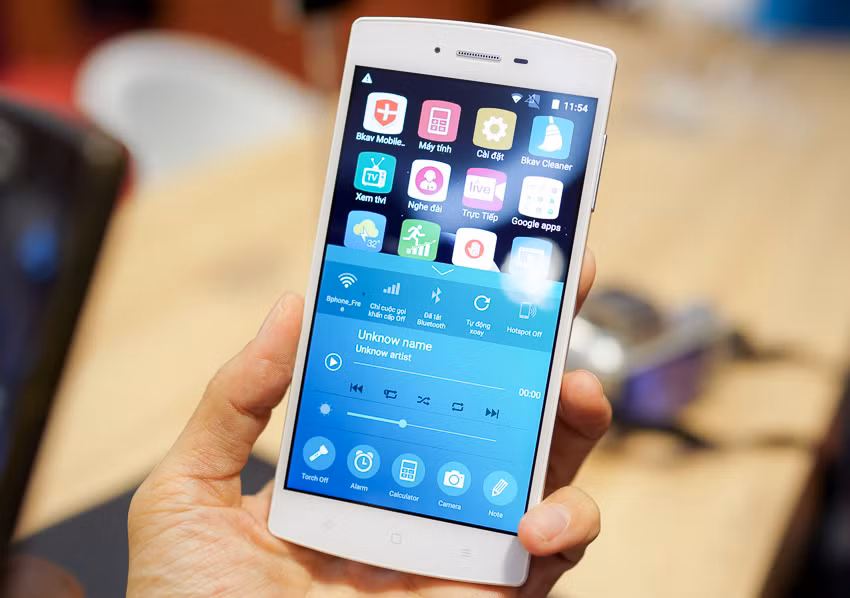 Sản phẩm sở hữu một khung sườn kim loại ở giữa và hai mặt là kính. Ảnh: Tinhte.