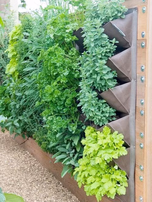 Bạn cần chuẩn bị: - Túi vải treo (có thể may, dùng lại túi cũ hoặc mua mới. Số lượng ngăn túi tùy thuộc vào nhu cầu, điều kiện diện tích của khu vực sẽ treo túi). 1 thanh kim loại dài 1 - 1.2 mét, 2 - 3 móc treo kim loại hình móc câu 2 đầu, bản lề, ốc vít... đủ dùng.