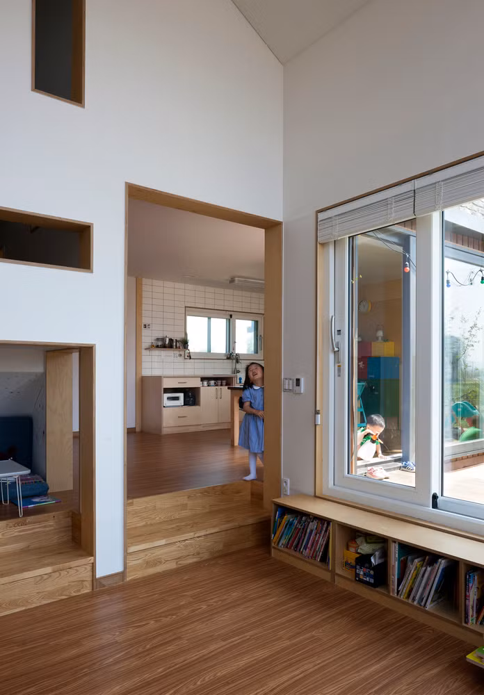 Trong nhà hầu như không có cửa đóng mở giữa các phòng để không gian được liên thông toàn bộ.