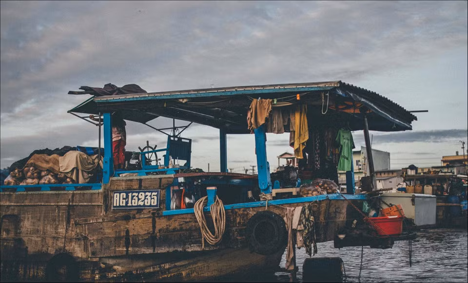 Hòa mình vào không khí nhộn nhịp của buổi chợ, du khách có thể quan sát, tìm hiểu nét sinh hoạt của nhiều gia đình thương hồ với nhiều thế hệ chung sống trên ghe. Có những chiếc ghe như căn hộ di động trên sông nước. Ảnh: Trần Thanh Duy.