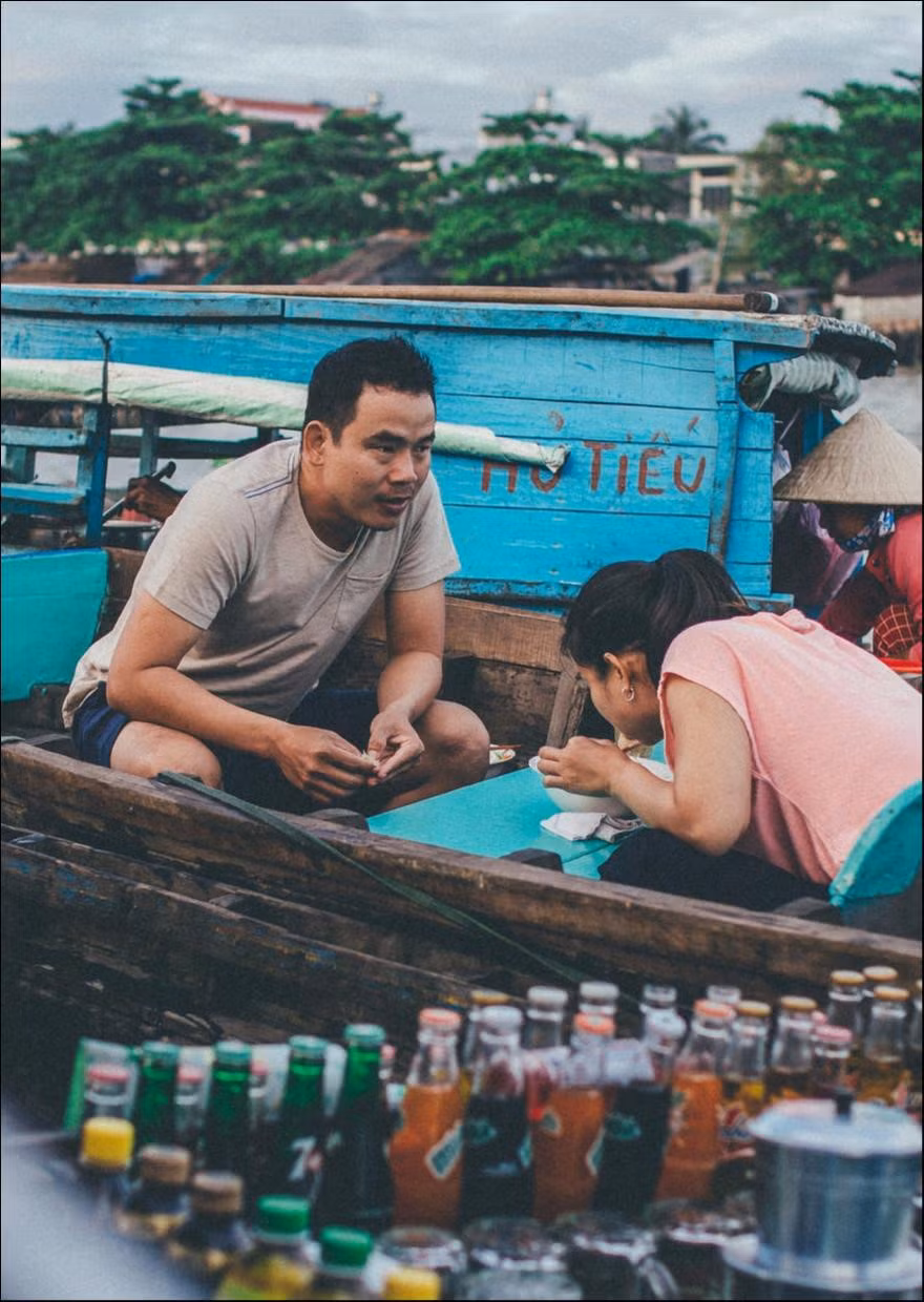 Các xuồng bán phở, hủ tiếu, cà phê (thường là thuyền nhỏ) len lỏi phục vụ khách đi chợ và cả khách tham quan. Thưởng thức tô hủ tiếu ngay giữa vùng sông nước là một trải nghiệm mới lạ và thú vị. Ảnh: Trần Thanh Duy.