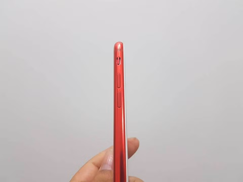 Cạnh trái là cụm phím tăng giảm âm lượng và công tắc im lặng. Ảnh: Vietnamnet.