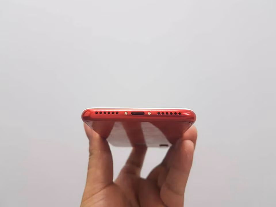 Cổng sạc thiết kế dạng cổng cắm lightning. Ảnh: Vietnamnet.