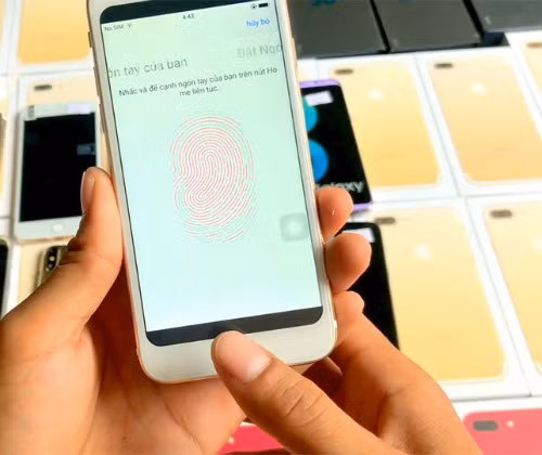 Mặc dù là iPhone 8 fake nhưng máy cũng được hỗ trợ cảm biến dấu vân tay ngay trên màn hình. Tuy nhiên, tốc độ cảm ứng trên máy không được nhạy. Ảnh: Dân Việt.