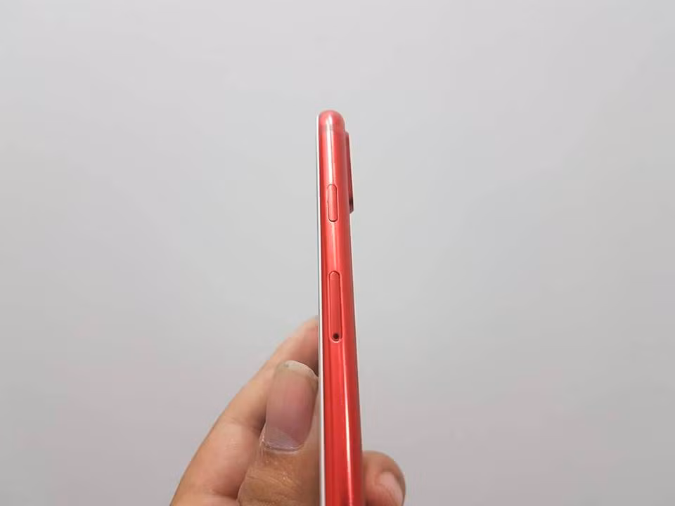 Cạnh phải iPhone 8 "nhái" là phím nguồn và khe cắm Sim. Ảnh: Vietnamnet.