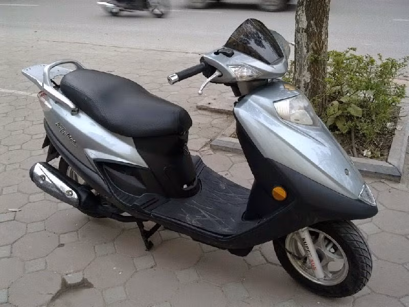 Về màu sơn, quan sát kỹ ở những chỗ khuất rồi so sánh với chỗ khác. Nhìn theo chiều nghiêng của thân xe dễ phát hiện chỗ được sơn lại do màu sơn và độ bóng không đều nhau. Ảnh: Blogspot.