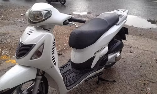 Để kiểm tra bộ phận giảm xóc, hãy ngồi lên xe, bóp chặt phanh trước rồi nhún thật mạnh. Nếu có tiếng kêu lục cục ở phía trước thì giảm xóc kém chất lượng. Ảnh: Chocuoituan.