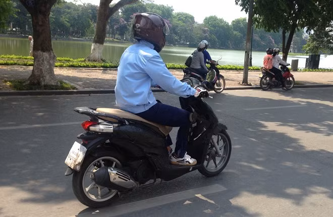 Với giảm xóc sau có thể kiểm tra bằng cách chở 2 người. Nếu xe tay ga chạy êm, cân bằng thì chứng tỏ vẫn còn tốt. Ảnh: Muaxemaycu.