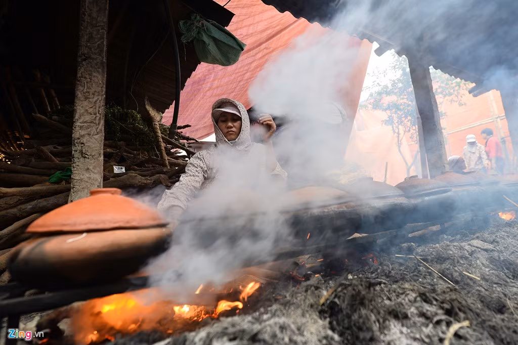 Trong quá trình kho cá từ 12-14 tiếng mới hoàn thành, các nhân công luôn phải túc trực chăm sóc củi lửa, châm thêm nước sôi kịp thời tránh bị thiếu hoặc thừa nhiệt.