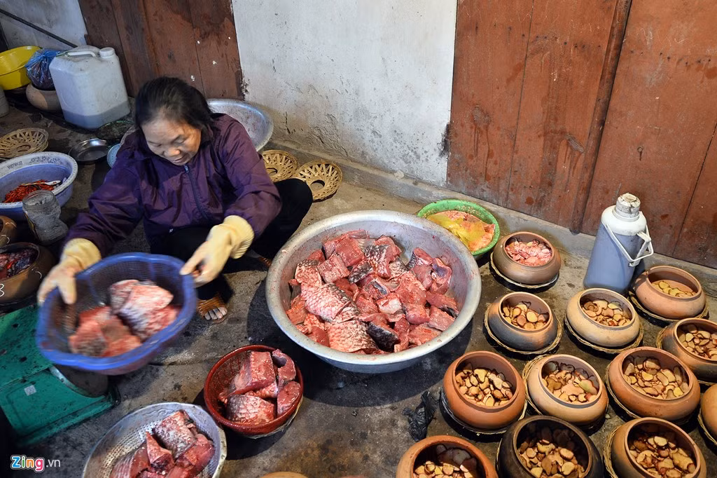 Để tránh mùi tanh và được vệ sinh, cá được làm thịt từ nơi khác rồi đóng vào bao chuyển về nhà sau khi đã cắt khúc sẵn. Bà Thìn và các nhân công lần lượt xếp các miếng thịt cá vào trong niêu.